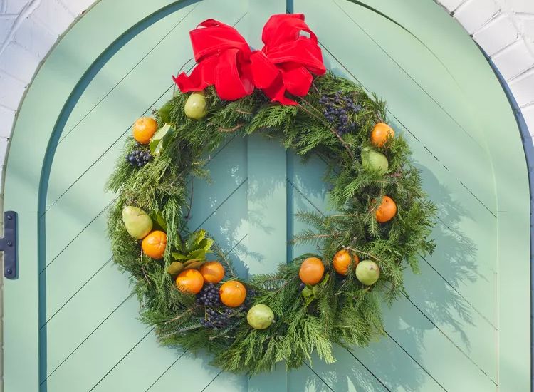 How Long Does a Fresh Holiday Wreath Last, and How Do You Keep It Green?